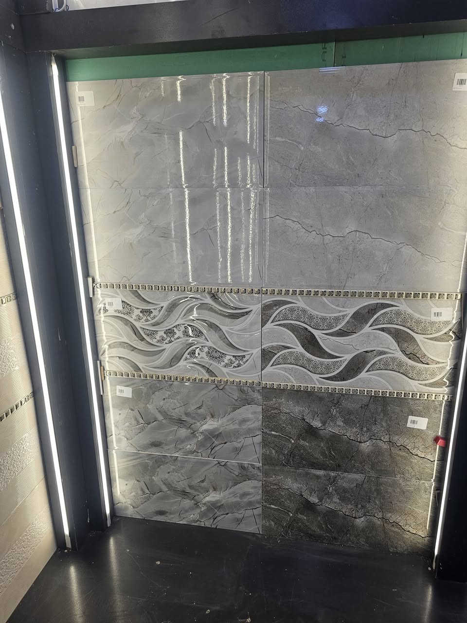 #السرحان_للديكور_والسيراميك 

كل أسبوع موديلات جديدة 

وجبة جديدة من السيراميك الجداري 
شركة برديس Paradise
 شركة أطلس Atlas
شركة فرح Farah
شركة مريم Mariam

🔹 القياس: 30×60
🔹 عجينة بيضة فول كواليتي 
🔹 قياسات مضبوطة 100%
🔹 نوع الاستخدام: جوكر (حمامات – جدران – مطابخ) 🛁🍽️
🔹 جودة عالية ولمسة فخامة لأي مكان 

موصل ناحية القيارة الشارع العام قرب السيطرة الشمالية 

*********** سفيان 
*********** سرحان 
*********** امجد ابو صالح
*********** اسامة
