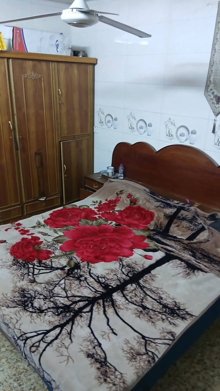 بيت 🏠 للبيع 
 العنوان: بغداد - الحسينية - الجريخي -  منطقة ال 3000 - شارع عشرين.
📍 المعلم القريب: مقابل مدرسة الإبداع التربوي مباشرة.
​📐 المواصفات:
​المساحة: 100 متر  _طابقين _اربع مراحل _مدخلين_استقبال _صاله _ مطبخ_ غرف عدد3_ صحيات عدد2
​الموقع: موقع استراتيجي على شارع 20
السعر:100 وبي مجال
​📞 للمزيد من التفاصيل أو للاستفسار،  الاتصال  على الرقم:
***********
