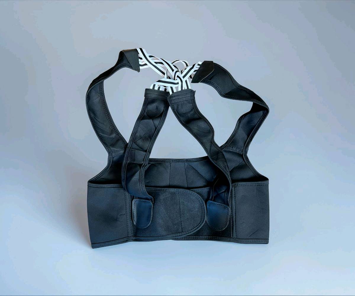 حزام دعم وتصحيح استقامة الظهر والكتفين الطبي (Molded Compression Vest YIMYZ-3003)

الاستخدامات

تصحيح انحناء الظهر والكتفين.

دعم العمود الفقري أثناء الجلوس الطويل أو العمل المكتبي.

تقليل آلام الظهر والكتفين الناتجة عن الوضعية الخاطئة.

مناسب للاستخدام اليومي في المنزل، العمل، أو أثناء التمارين الخفيفة.

يساعد على تحسين المظهر العام واستقامة الجسم.

المميزات

تصميم Molded Compression داعم للظهر والخصر.

أشرطة مطاطية متقاطعة خلفية لشد الكتفين للخلف بشكل تدريجي.

قماش مرن ومريح وقابل للتنفس.

حزام خصر مدمج لدعم إضافي لمنطقة أسفل الظهر.

إغلاق فيلكرو قابل للتعديل حسب مقاس الجسم.

يساعد على بناء "Muscle Memory" للحفاظ على الوضعية الصحيحة.

موديل المنتج: YIMYZ-3003.

بلد المنشأ: الصين.

قياس الكيس: 18 × 22 × 4 سم.

محتويات الصندوق

حزام دعم الظهر.

كيس تغليف بلاستيكي.

الملاحظات

يُفضل اختيار مقاس أكبر بدرجة من مقاس الملابس المعتاد.

يُستخدم تدريجياً (1-7 أيام تأقلم، ثم زيادة الشد تدريجياً).

يُغسل يدوياً بماء فاتر.

لا يُستخدم داخل الغسالة أو المجفف.

يُجفف في الظل.
