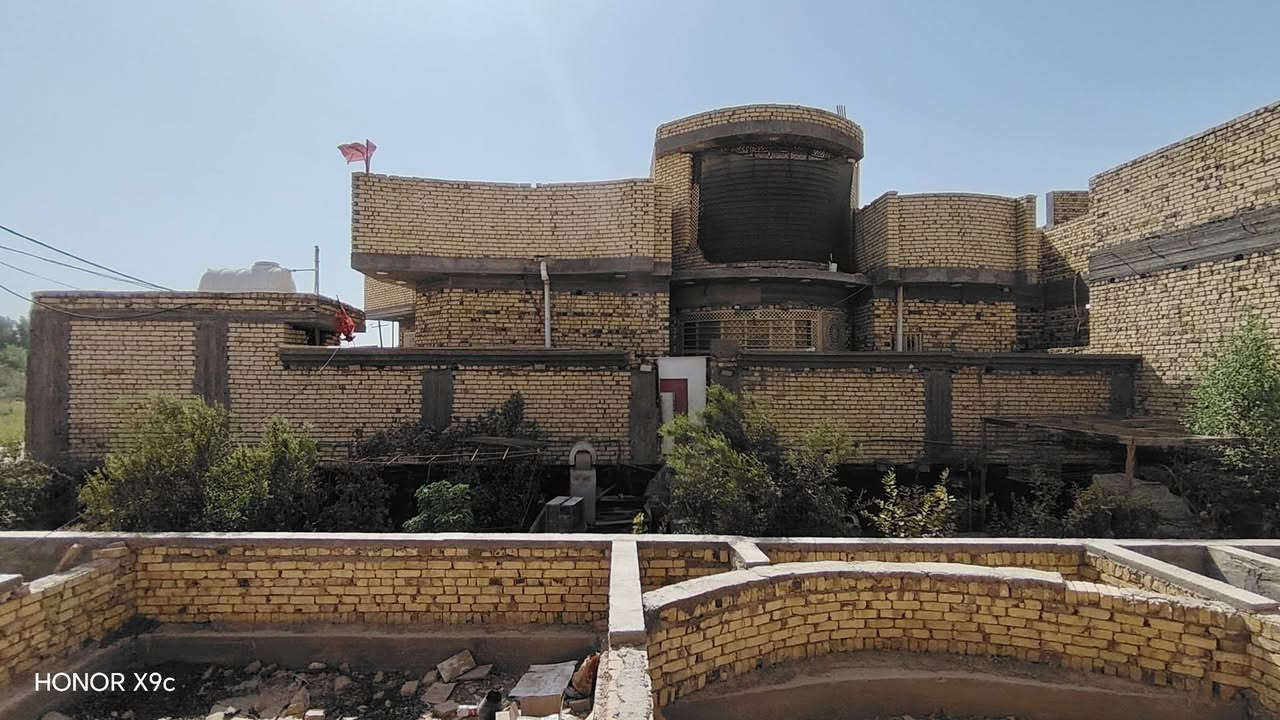 سلام عليكم ورحمة الله وبركاته منزل البيع موقع حي فرات طريق سنيه سياحي قرب سكه قطار لاستفسار *********** سند ٢٥ مساحه ٣٤٠ وحديقه ١٠٠  بنيان حديث مسلح كونكريت البيت جاهز يبعد عن شارع العام ٨٠ متر اربع غرف /وصاله/واستقبال/مطبخ حار وبارد/صحيات جوه وبره/مناور خارج البيت وداخل بيت /البيت بعده جديد
