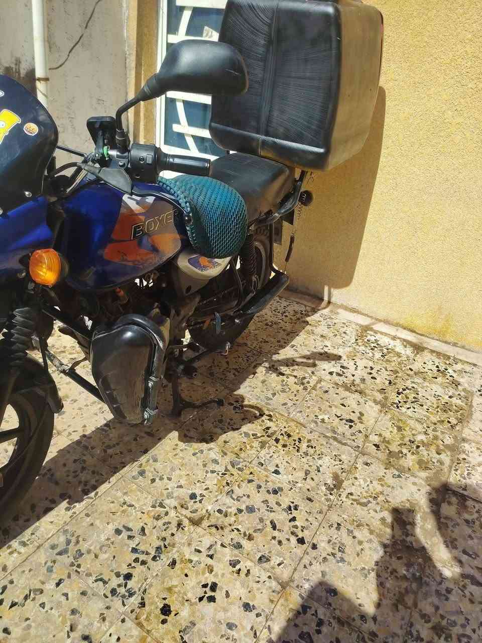 السلام عليكم دراجة بوكسر موديل ٢٣
اوراقهة ضايعة اتعهد بسرقة وعشاير 
مكينة تخبل لا دخانة لا صوت 
تايرات جدد توني شادهن 
كلشي شغال كهربيات مكينة كير 
نقص بس صينية مال زنجيل 
السعر ٧٥٠
***********
