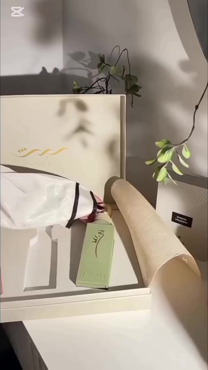 ✨ بكج إرث من براند إبراهيم القرشي الإماراتي 🇦🇪 
رحلة عطرية فاخرة تنبض بالأصالة وتروي حكاية الإرث العريق بأسلوب عصري جذّاب 🤍

🌸 نوى 
دفء ونعومة تجسد ولادة البذرة الأولى، عطر يبشّر بقوة الحياة 🌿 
🔹 المقدمة: مسك، لوز برالين 
🔹 القلب: تونكا، جوز الهند، سوسن، قرفة 
🔹 القاعدة: فانيليا مدغشقر، عنبر

🌿 جريد 
انتعاش أخضر كنسمة واحة، يمنحك سكينة ويعانق الأرض بظلاله 💚 
🔹 المقدمة: ورد الصحراء، زنبق الوادي، توابل، عشب الليمون 
🔹 القلب: هليوتروب، فلفل وردي، أرز 
🔹 القاعدة: فانيليا، زعفران، عنبر، خشب الصندل

🔥 عتق 
عطر غني ودافئ يجمع نضارة الثمر بعمق الأرض، أثره يبقى ولا يُنسى ✨ 
🔹 المقدمة: فلفل وردي، مندرين، سافوما، هيل، تونكا 
🔹 القلب: زنجبيل، سرو إسباني، لافندر، كاكاو 
🔹 القاعدة: أمبروكس، أمبيرس، برالين، عنبر

سعر البكج ٧٠ الف 
#ابراق #عطر #عطورات #explore #followforfollowback


**إذا كنت صاحب هذا الإعلان وتريد حذفه لأي سبب، رجاءا أرسل رسالة إلى الدعم الفني**
