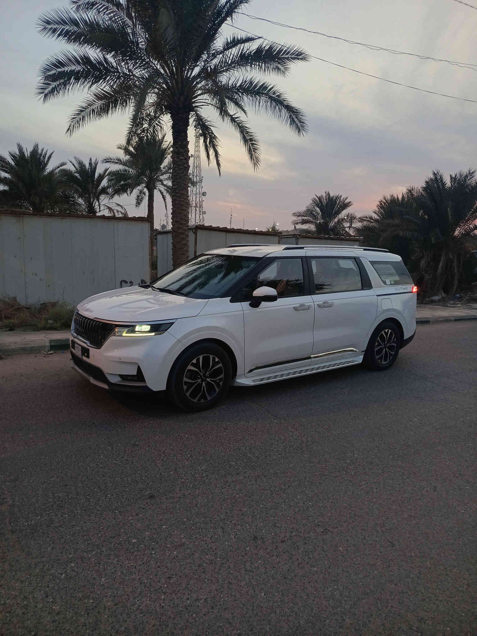 السلام عليكم
كيا كرنفال 
موديل 2023  خليجي ماشيه 20 لف
محرك 3500 
6 سلندر 
لون صدفي 
بصمه ابواب 5
كامرات امامي  خلفي 
حساسات امامي خلفي
وقوف ذاتي 
3 قطع تبريد
7 راكب سياحي 
السياره مكفوله حتى من الشخط بعدهي بحاله لزيرو 
مكانها السماوه  سعر 395 وبييهه مجال 
***********
