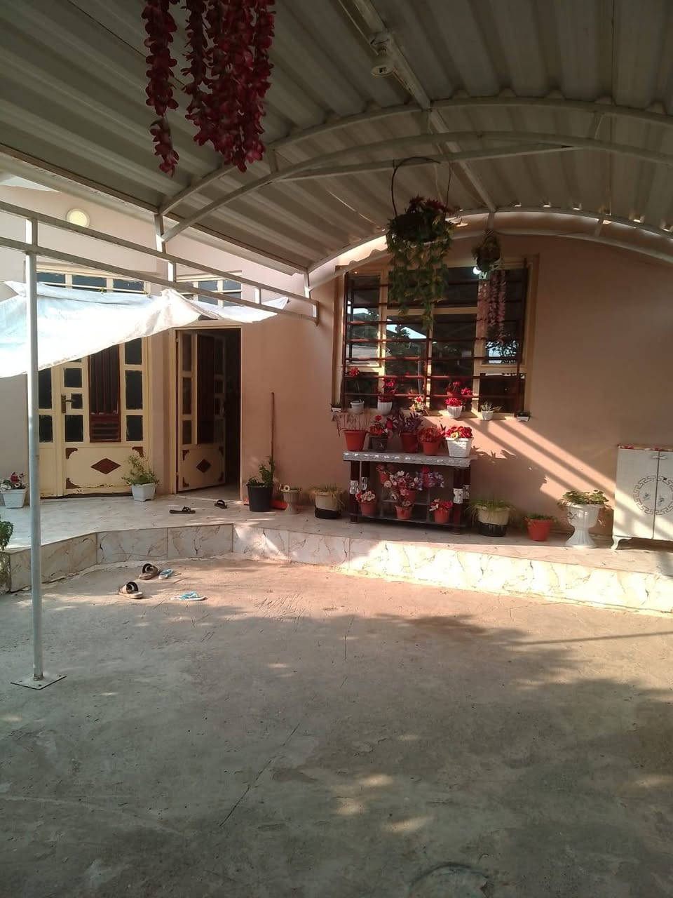 بيت للبيع في منطقه القوسيات قرب المدرسه الصينيه المساحه 240 متر غرفتين هول إستقبال صحيات مطبخ حار بار كهرباء ماء كرت بلديه بيت جاهز ونظيف اساس بادلو الإتصال على (***********) (***********)
