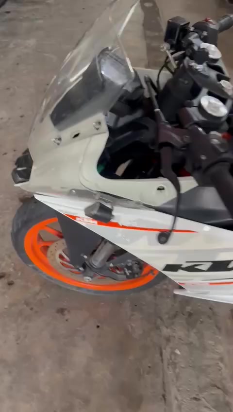 سلام عليكم دراجه نوعKTM RC 390
مديل ٢٠١٧
ماشيه 4 الف بحالة الوكاله
نضام ABS من شركة BYBRE
 اكزوز رياضي من شركةSC-Project
سعر دراجه 20 وبيها مجال
مكان الدراجه بغداد اليياع سويب 
هـ ***********
