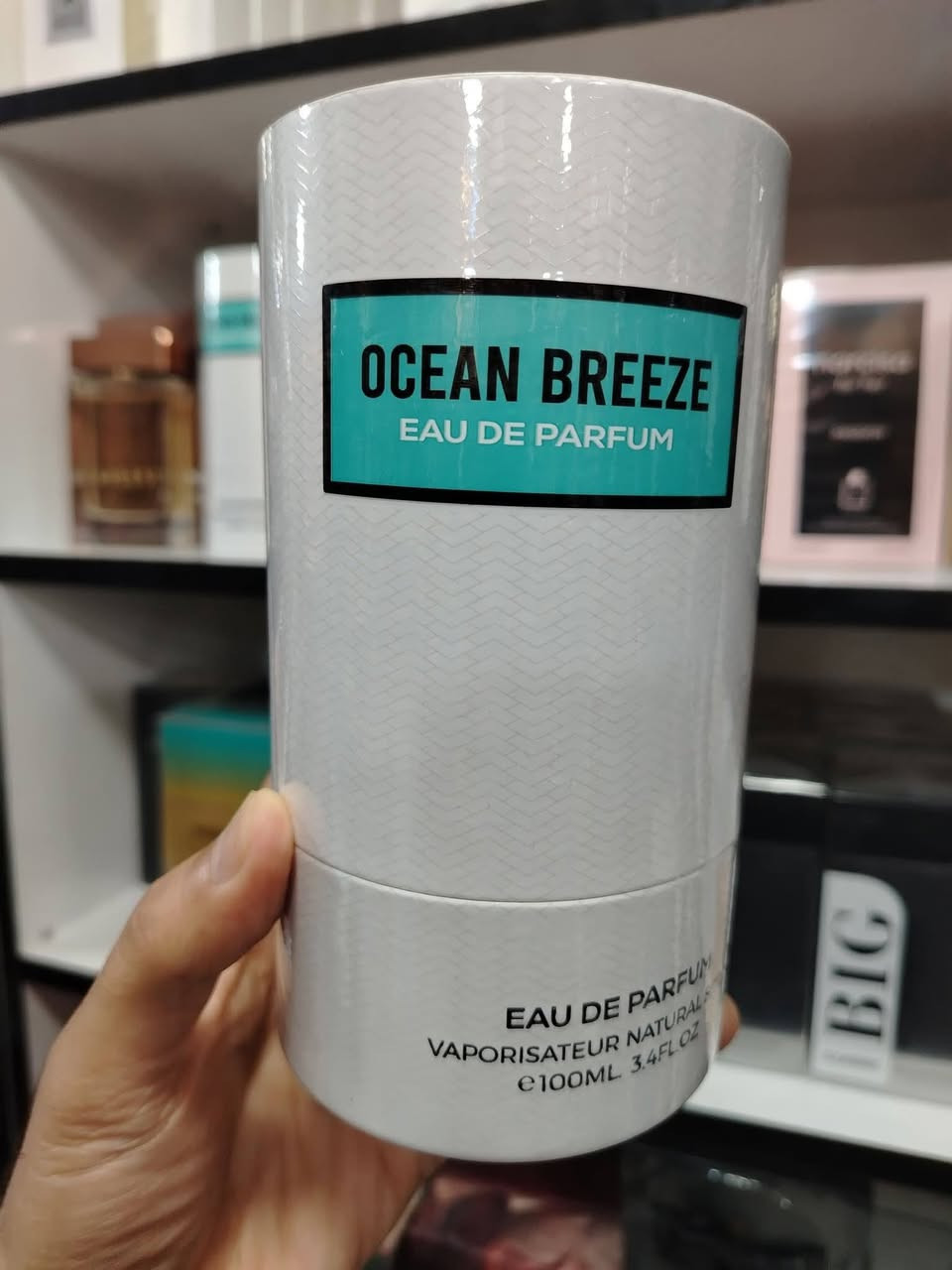 عطر اوشن بريز ♥️♥️
من شركة امبير ١٠٠مل
عطر للجنسين
افضل بديل لعطر "باسيفيك شيل
" (Pacific Chill) من لويس فويتون
 يتميز بمزيج منعش من الحمضيات والفواكه والأعشاب،
يبدأ بـ: افتتاحية من الحامض، البرتقال، الليمون، النعناع، الكشمش الأسود، والكزبرة،
ثم قلب من المشمش، الريحان، بذور الجزر، وورد ماي،
وينتهي بـ قاعدة دافئة من التين، التمر، والأمبريت

الحجم 100 مل 
للتواصل واتس ***********
يوجد توصيل لكافة محافظات العراق
#بغداد #النجف #كربلاء #الديوانية #السماوة
