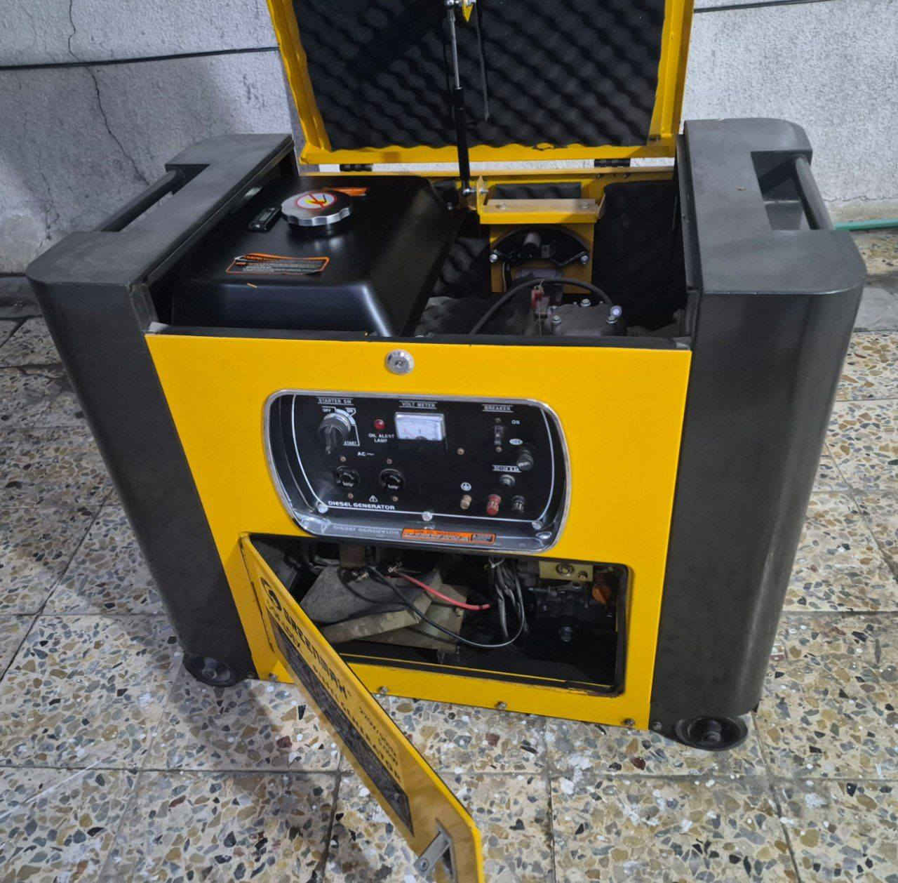 مولد كاز كاتم اخت الجديده  شغاله تقريب ٥٠ ساعه متروكه من الصيف باتري هابط حاليا سعر ٧٧٥ الف مكان بغداد ***********
