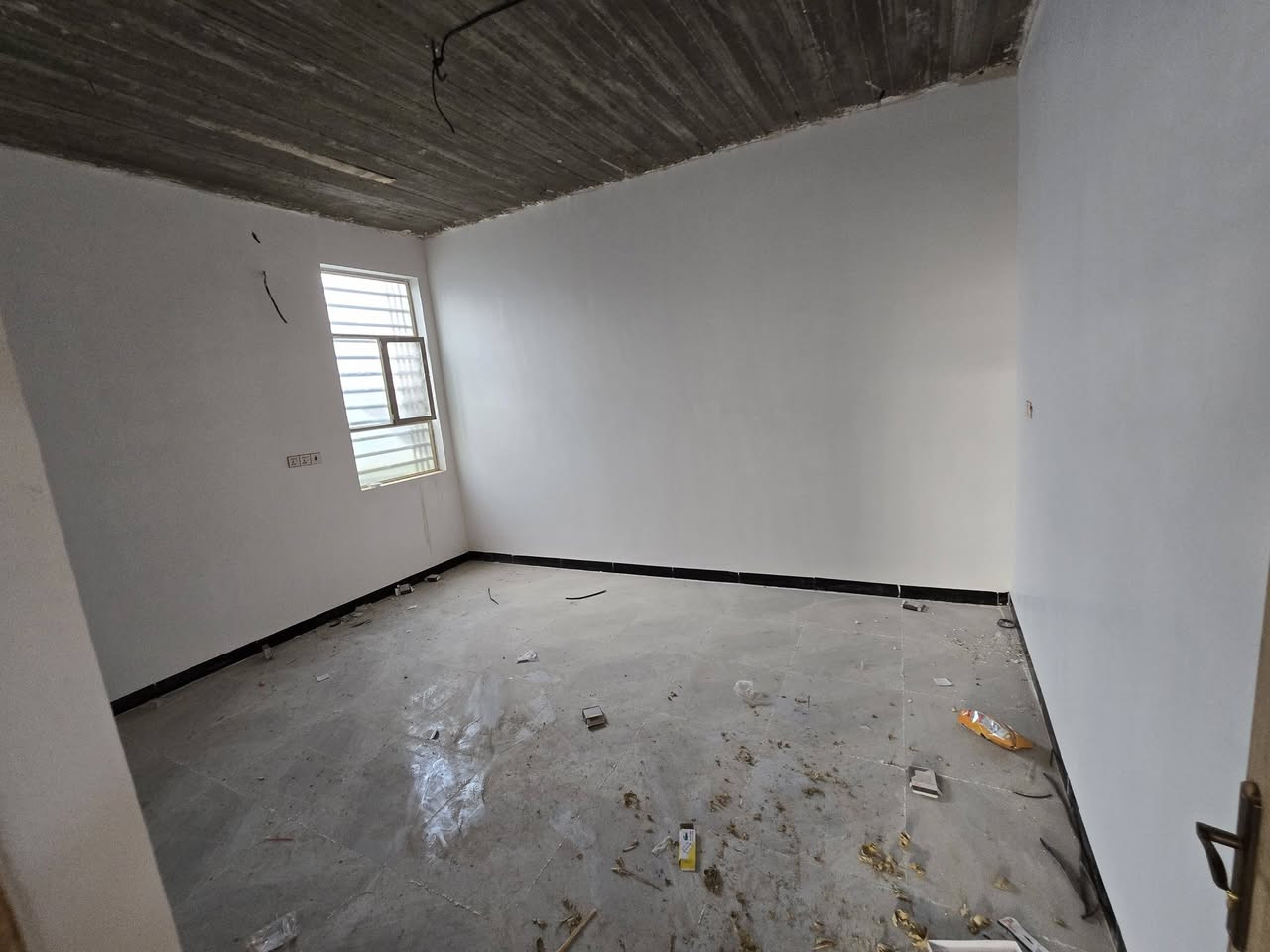 السلام عليكم
بيت ركن للبيع المساحة 240 متر 
يحتوي على استقبال + مطبخ + 3 غرف + مرافقات 2 + مكشوفات 3 + ومجمع حمام 
المواصفات:
بناء جديد 
اساس كونكريت
بناء طابوق جمهوري 
السقف كونكريت 
المطبخ والحمامات كلها سيراميك 
ارضيه بورسلين
كهربائيات كامله 
تأسيس الماء كامل 
 
النواقص :
الاستقبال فقط لبخ جص وعايفي 
وسقوف على الصب نفس ما موضح بالصور 
ونقص تشطيب الماء فقط

المكان: البراكيه -شارع المطار القديم - الفرع الي قبل اسواق عسوله 

للأستفسار اكثر الاتصال على ***********
