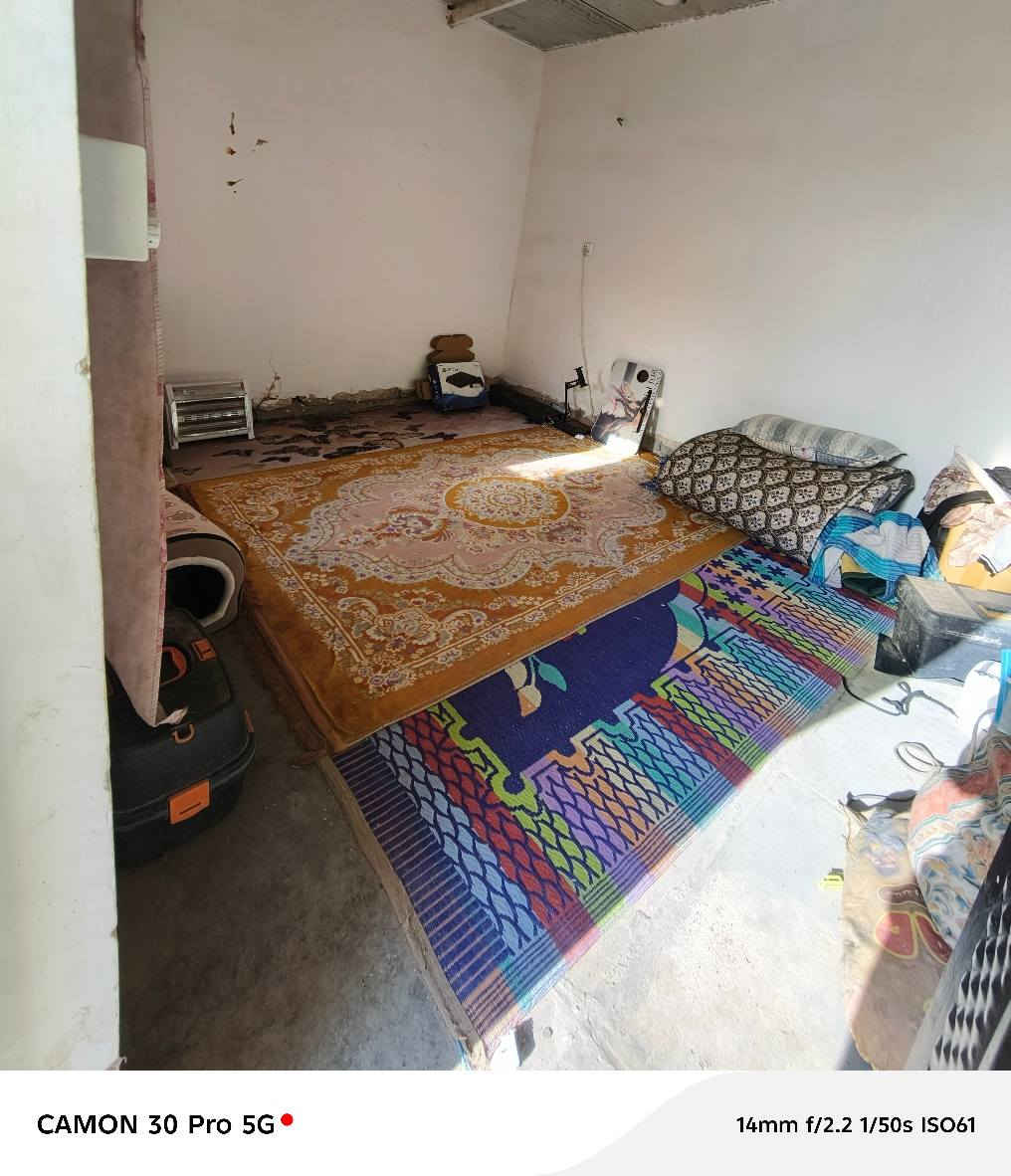 دار للبيع 
العنوان بغداد / أطراف مدينة الصدر /حي طارق /فرع محطة ابن سينا المتروكة  
المساحة ١٠٠ متر مربع 
يحتوي على غرفتين واحدة بالطابق الارضي واحدة بالسطح 
+مطبخ+صالة+استقبال+حوش+منور+مخزن صغير +صحيات وحمام خارجيات 
السعر ٥٠ وبي مجال للطيبين 
‏‪***********‬‏ بغداد, العراق
