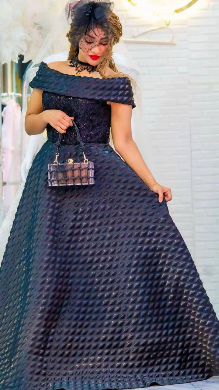 شنو اللي يميز بضاعتنا؟
​تصاميم ملكية: فساتين سهرة ونسائية من تصميم مصمم بحريني معروف، يعني دقة بالتفاصيل، قصات مميزة، ولمسة خليجية راقية جداً.
​كواليتي عالي (VIP): الأقمشة والخياطة بأعلى مستويات الجودة، قطع فريدة مستحيل تلقين مثلها بالسوق.
​تنوع يرضي كل الأذواق: من فساتين السهرات الفخمة، فساتين النوادي والحفلات، إلى أرقى الفساتين النسائية والبناتية.
​أناقة للأم وبنتها: وفرنا لكم فساتين أطفال وبناتي تجنن، حتى تكمل لمتكم وتطلعون بأبهى صورة.
​💃 لكل مناسباتكم.. نحن اختياركم الأول!
​سواء عندكِ حفلة خاصة، سهرة، أو تجمع عائلي، فساتيننا مصممة حتى تخليجِ نجمة السهرة.
​📸 الصور بالمنشور تتكلم عن النظافة والكواليتي! (أنصحجِ تنزلين صور واضحة وقريبة تبين خامة القماش).
​🛍️ للحجز والاستفسار:
​الدلائل والكميات محدودة جداً لأنها قطع حصرية!
​💌 راسلونا مباشرة على رسائل الصفحة.
​📞 أو تواصلوا معنا عبر الواتساب: [***********]
​🚚 متوفر خدمة التوصيل لكافة المحافظات.
​دلي نفسكِ وبنوتتكِ، واختاري الأناقة اللي تستحقينها
