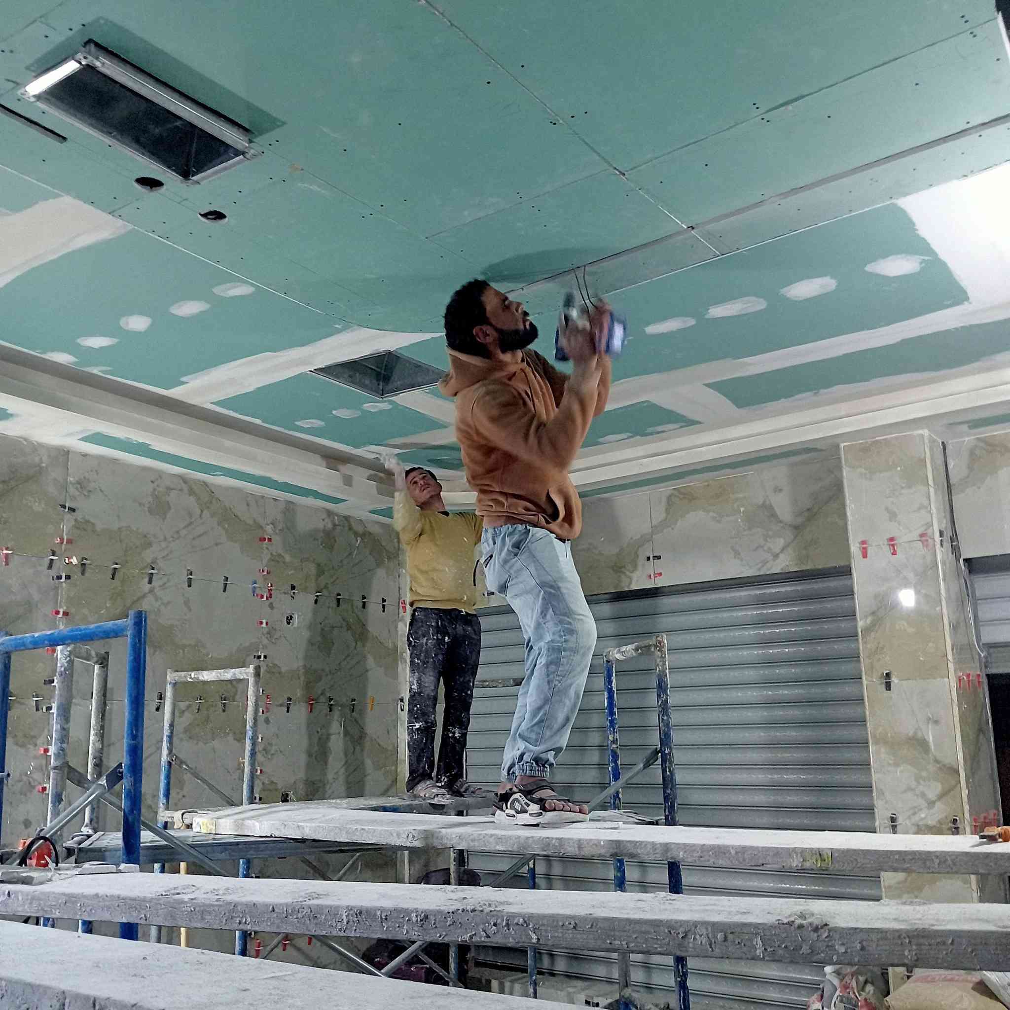 كادر لبخ وطلس وتغليف فوم  ومعي أيضا جبس بورد وسيراميك بغداد ***********
