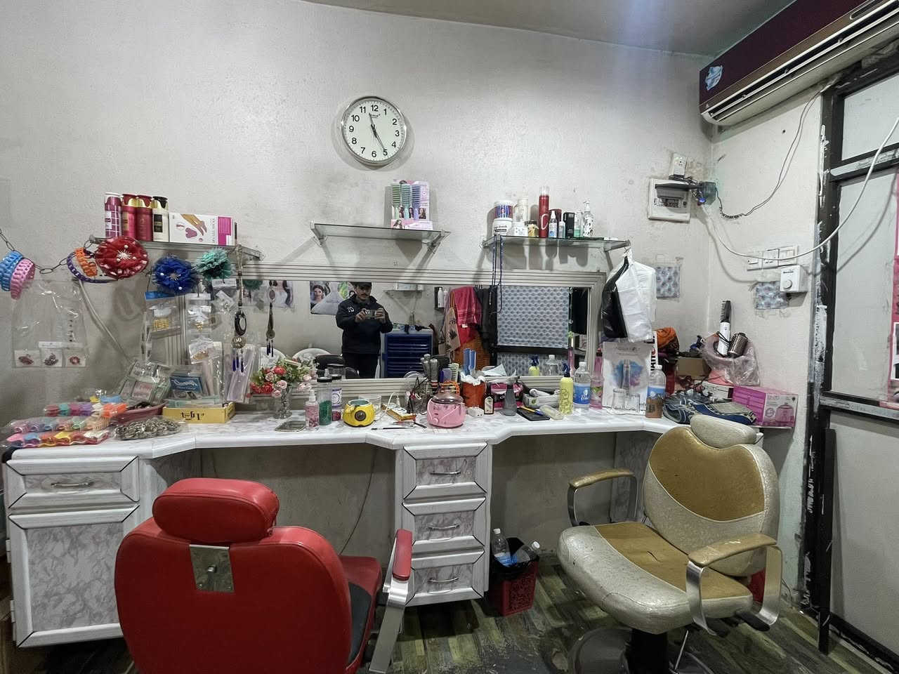 السلام عليكم
للبيع 

باب المنيوم 3.5*2

2 كرسي حلاقه 

ميز حلاقه ألمنيوم نسائي 3 متر 

مرايه حجم مستطيل  2.5

  

استعمال قليل و اي كسر مابيهن

تواصل ع هذا الرقم ***********

مكاني بغداد الدوره
