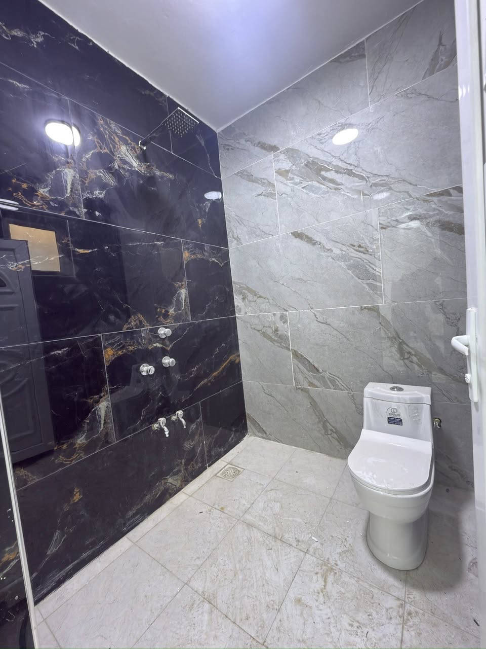 السلام عليكم ورحمة الله وبركاته
دار سكني ملك صرف زراعي سند ٢٥ 
مكاتبه وكالة عقاريه 

الموقع 
تقاطع القدس دور الزراعه الثالثه 

المساحة ١٣١ م 
الوجهه ٦ وربع 
النزال ٢١
 
شارع رئيسي عرض ١٥ م 

طابقين 
فول مواصفات 

مطبخ استقبال وصاله و٣ غرف نوم  وكراج سياره 
سطح اول وسطح ثاني 

مواصفات الدار 
البناء بلوك 
الًواجهه فلين وتطعيم لوح مرمر 
المطبخ  والحمامات بورسلين مرمر 
ديكور نقش وسحبات وطرحات 

السطح سيراميك مع محجر درج 
البيت مزود بوردات انترنيت وكاميرات 
حديقه دخل الصاله 

السعر ١٢٠ 

المراجعه مكتب الجبل 

للاستفسار 

‭٠٧٧٠ ٢٠٦ ٧٨٤٦‬
