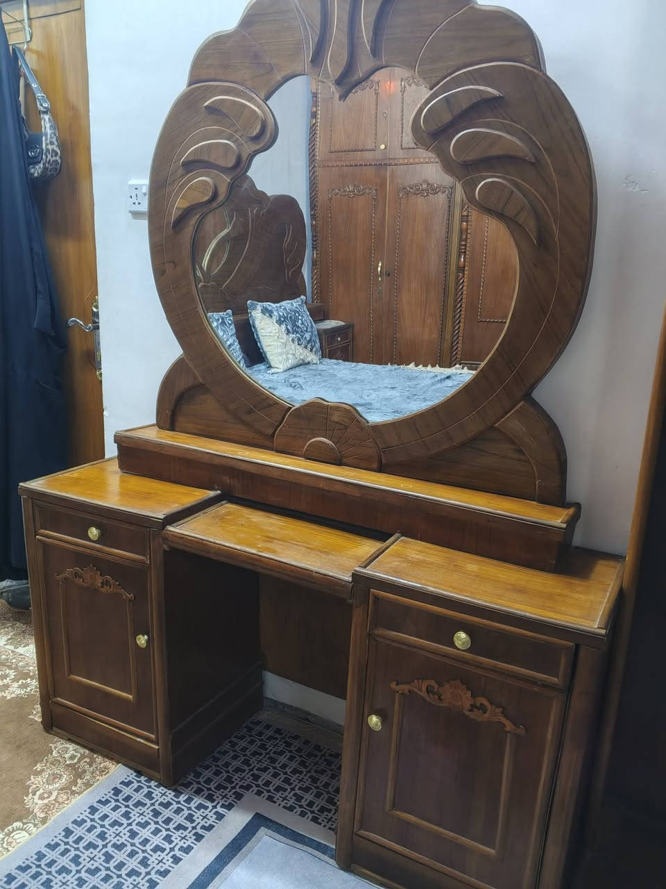 سلام عليكم ورحمت الله
غرفه خمس قطع نضيفات وحلوات كنتور ست ابواب درجه اوله طابقين والصور كدامكم النضافه خيرات الله مكاني طوريج والسعر واتساب
📞***********
