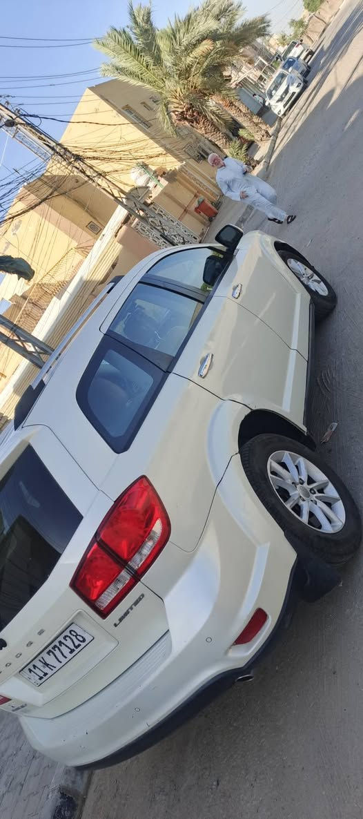 🚗 دودج جيرني Limited – موديل 2014
سيارة أمريكية عائلية فخمة، عملية وقوية، مناسبة للسفر والمدينة.

اللون الخارجي: أبيض لؤلؤي أنيق

الداخلية: كشنات جلد لون بيج، دشبول أسود مرتب

المقاعد: 7 راكب، مريحة وقابلة للطي

المحرك: 3.6 لتر، 6 سلندر، أداء عالي وثابت

التبريد: فتحة وحدة أمامية، تبريدها ثلجج ممتاز حتى بالصيف

المواصفات: شاشة وسطية، حساسات خلفية، كاميرا رجوع، دخول ذكي بالبصمة

الحالة: نظيفة جدًا، جاهزة للنقل، ما تحتاج صرف إضافي

اللوحة: عراقية (11K77128)

المكان: النجف

💰 السعر المطلوب: 110 ورقة
📌 بيها مجال بسيط للتفاوض
📞 للتواصل: *********** و‏‪***********‬‏
