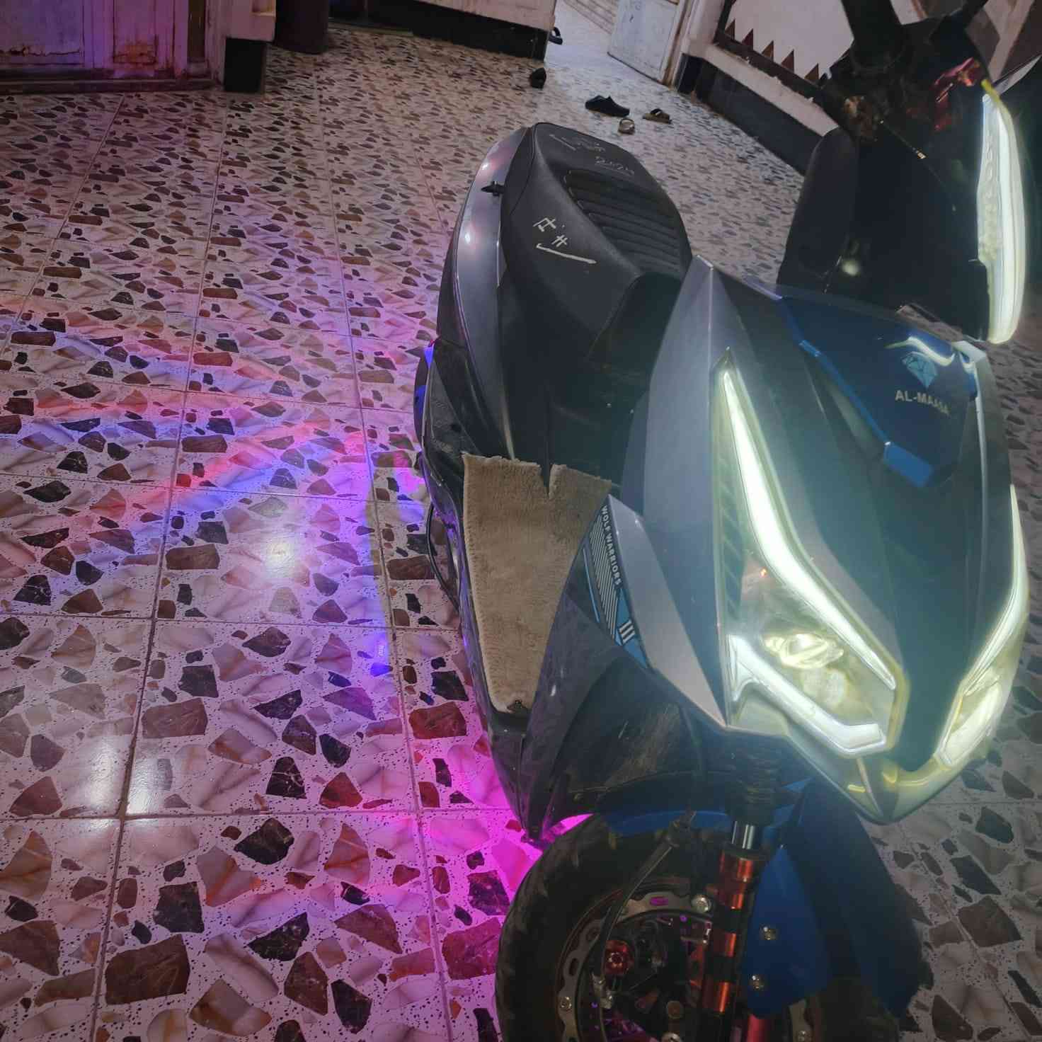 سلام عليكم موطور شحن للبيع الاسم ماسه فول موصفات 6بطريات سرعته لحقيقيه 70 مكان رمادي شارع 40  سعر 500 بيامجال رقم 078 00341585
