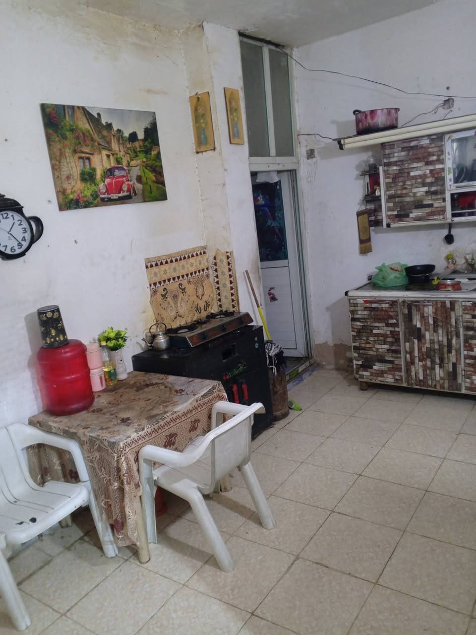 سلام عليكم بيت 100 متر قاطين معزولات لفوك نفس جوه كاشي سيراميك كله كامل بي نواقص بصيطه غرف كبار 5 في 5 البيت في سريدات بدايه مربع ثاني سعر 92 وبي مجال قليل واذا لكيت بهيج سعر عاتبني رقم ***********
