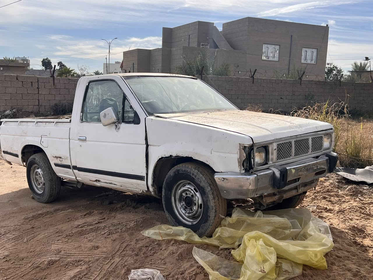 نيسان
حبل 

جاهزه وتمشي 

تايرات جدد

لايتات 

بك لايات 

كير شرط 

محرك بي بخار 

المكان العلم 

***********
