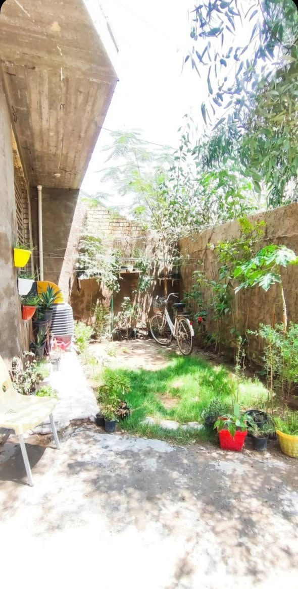 السلام عليكم 
بيت للبيع المساحة 200 متر طابو زراعي سند 25 وكاله ام الصوره 
يحتوي البيت على 
الطابق الاول كامل :- كراج وحديقة استقبال ومطبخ وصاله وحمامين وثلاث غرف نوم وحده سويت وممرين 
والطابق الثاني هيكل:- يحتوي على ثلاث غرف نوم وصاله وحمام وصطح خلفي 
الخدمات:-ماء وكهرباء ومجاري وانترنت ارضي نقص بس تبليط
العنوان:- بغداد الزعفرانية الزهور الزراعي بيت الطيب 
للاستفسار اتصل على الرقم ***********
