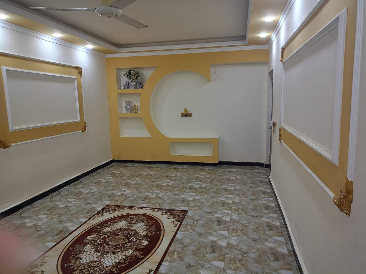 بيت بحي العصري ثاني بيت علئ الشارع ركن والوجه الثاني علئ متنزة المساحة ١٦٥ م الطابق الأول استقبال ٧*٤وصالة٥*٤ وغرفة نوم٥*٤ ومطبخ وصحيات داخلية وخارجية والصابق الثاني غرفتين نوم واحدة منهن ٧ *٤ والثانية ٥*٤ للاستفسار الاتصال بالرقم ***********

