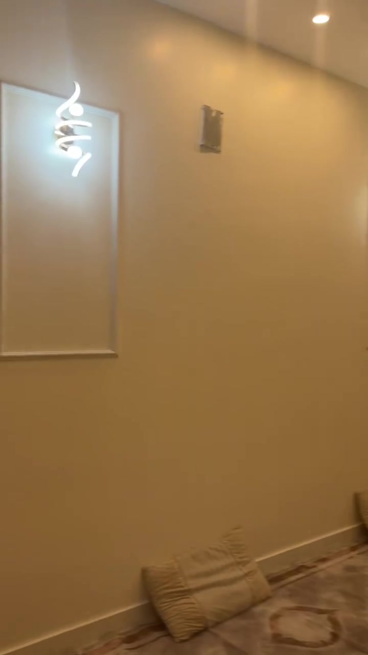 بيت للبيع الموقع حي طارق القديم فرع الكريزات مقابيل البانزين الخانه الجديده قريب على الشارع العام المساحه 100 متر بناء حديث طابق واحد جاهز من كلشي الشراي يتصل على هذا الرقم *********** والسعر اول تعليق في الفيديو مثبت
