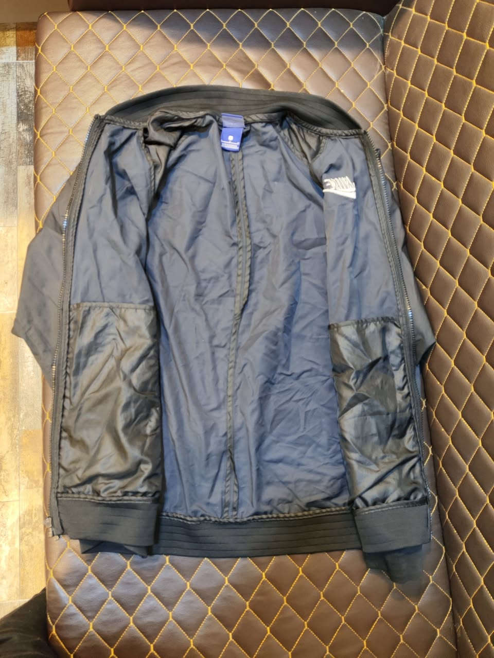 NIKE 
سبورت مطري خفيف 
%باله اوريجنال 100
نظافة ممتازة 
بيها شخط بسيط اخر صورة موضح 
L القياس 
58cm عرض الصدر 
68cm الطول 
السعر 20 الف مع التوصيل
الضرر شخط بسيط بالردن اليمين و موضح بالصورة الاخيرة


**إذا كنت صاحب هذا الإعلان وتريد حذفه لأي سبب، رجاءا أرسل رسالة إلى الدعم الفني**