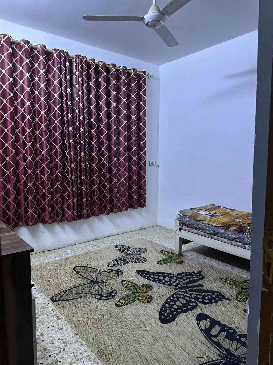 السلام عليكم بيت للبيع طابو زراعي مساحه ١٠٠ متر مربعه في البلديات تقاطع الكهرباء خلف مجمع الشذر الطبي يحتوي على ٥غرف نوم وحده في الطابق الأرضي و٣في الطابق الثاني وغرف في السطح تعتبر مخزن يحتوي على مدخلين مدخل للاستقبال ودخل للمطبخ البارد وصاله وغرفه نوم وصحيات خارجيه وداخليه ومطبخ حار و٣ غرف في الطابق الثاني وصاله وصحيات وبيتونه وغرفه في السطح تعتبر مخزن الاتصال على الرقم ***********
