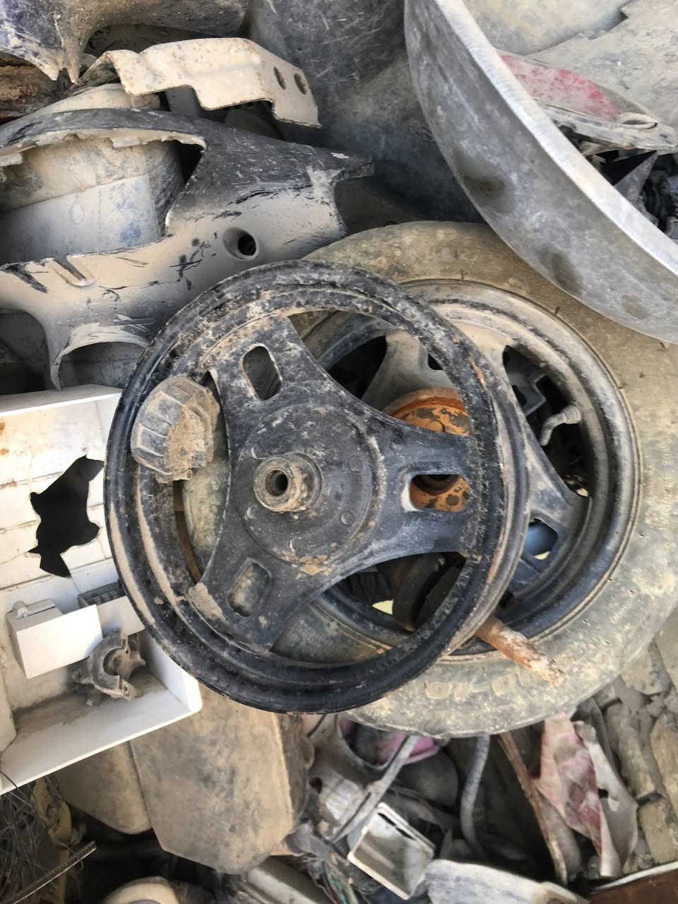 وتساب او تصال  *********** 
غراض تفصيخ سازوكي تايرات تاير تفصيخ ١٠ ويل ١٠ تاير وياله ١٥ 
دبل  خلفي ٥ ماشات ١٥ مكينه باقيه وحده شغاله شرط بس شد ملف مالك عليها سعرها قفل ٢٥
شاصي اوراق ٢٥ الف
دبت دهن بانزين الوحده ع ٥
ضفيره ١٠ الف نقص فيش كتف فقط
كفرات قطعه ع ٥ كفرات يوماها ٩ زروف خلفي مال لايت قطعه ع ٥
