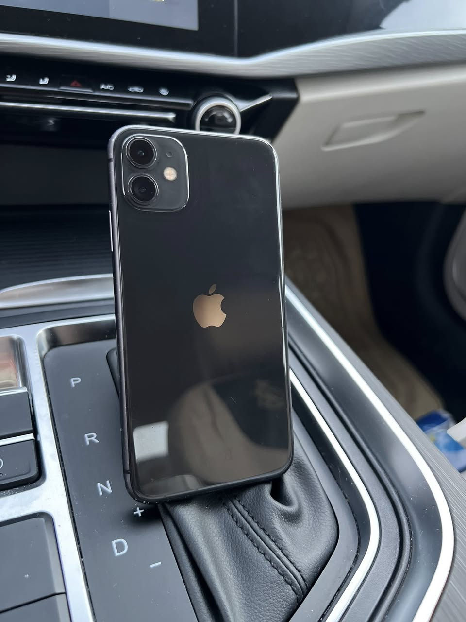 ايفون 11 ذاكرته 256 بطاريه 73 جهاز ZA دبل سيم فقط شاشه اصلي مبدل سعره 190 قفله 
***********
