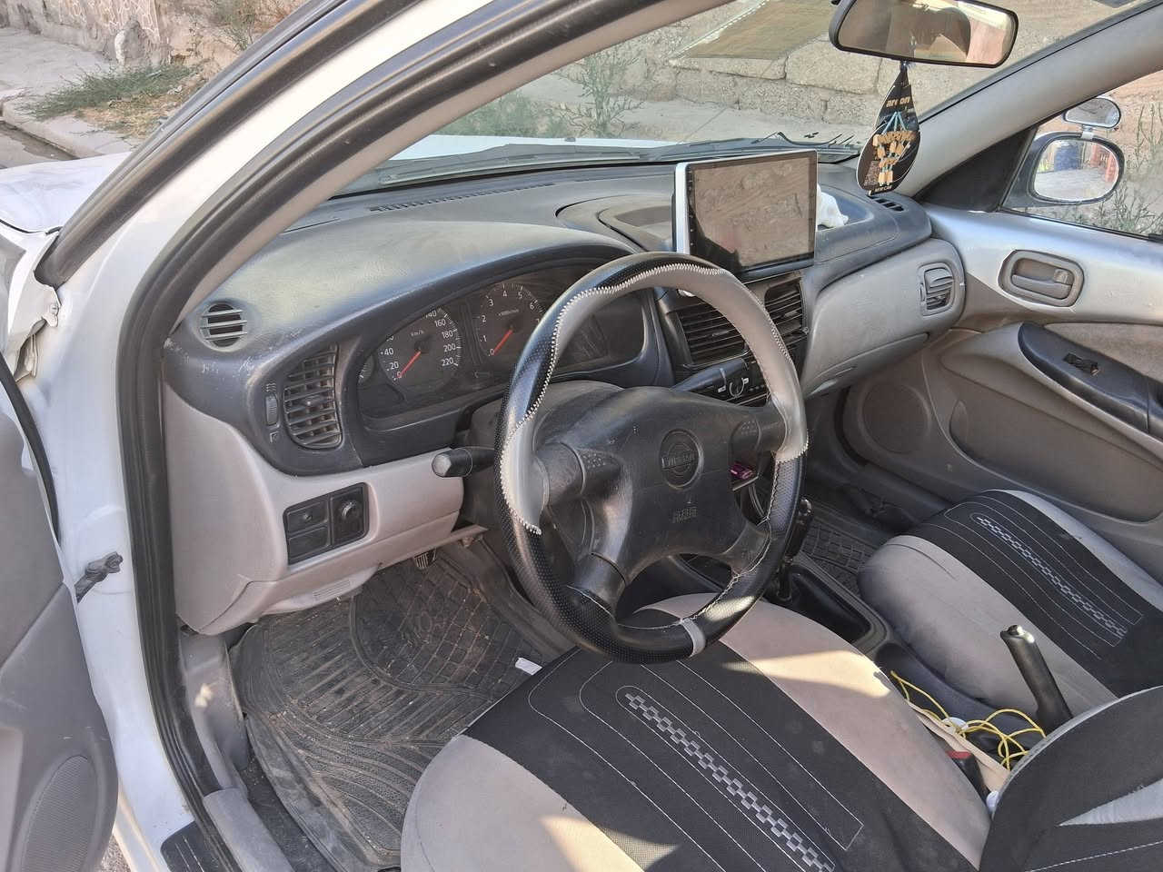 سلام عليكم سيارة للبيع نيسان صني ٢٠٠١ رقم بغداد نضيفه مكاني دهوك دوميز ***********
