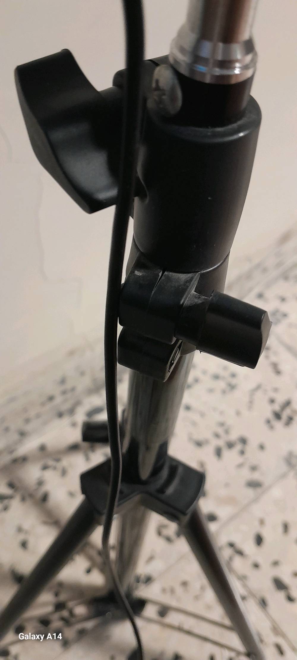 هذا ستاند حلقي ضوئي يحتوي على حامل ثلاثي القوائم قابل للتعديل مع ريموت للتحكم اللاسلكي. مثالي لتصوير الفيديوهات والأعمال الاحترافية مثل الماكياج والبث المباشر. الستاند مصنوع من مواد متينة ويقدم إضاءة متساوية لتجنب الظلال.