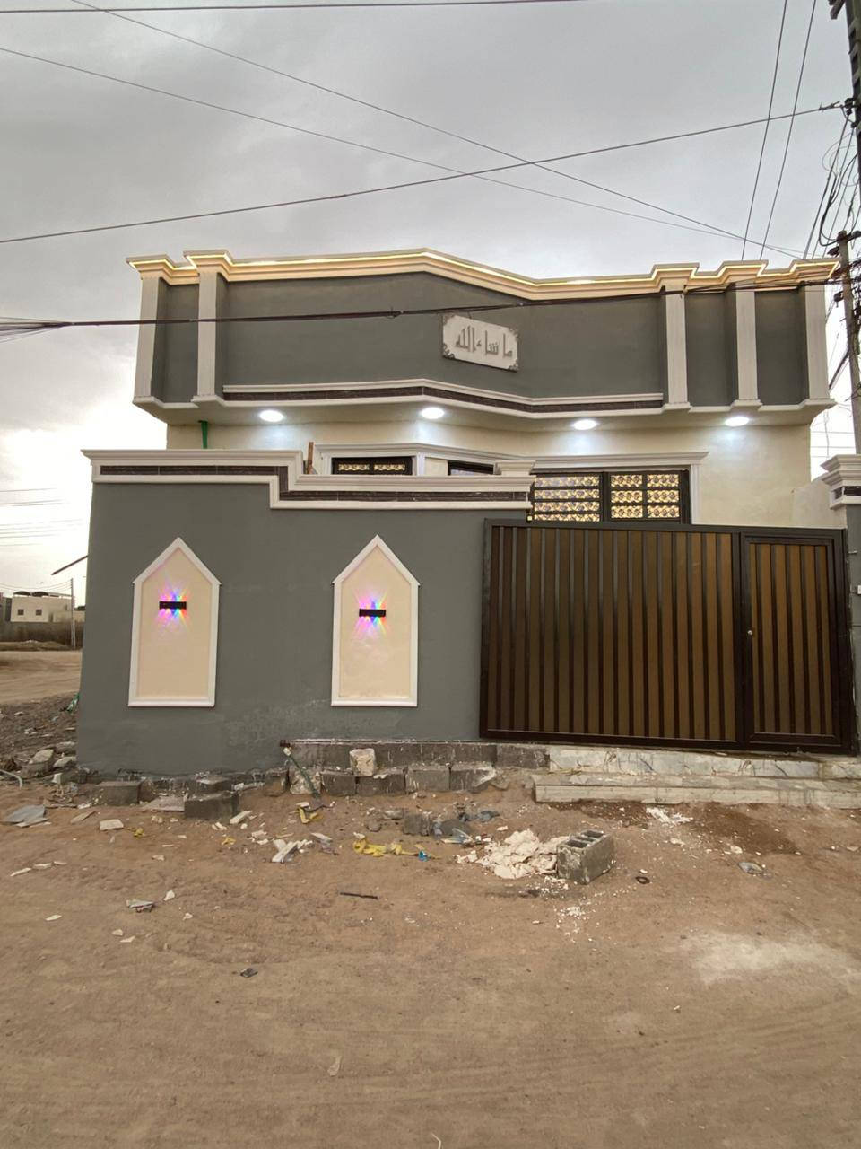 البيت للبيع المساحه 100 متر البناء ابلوك كونكريت يحتوي على غرفتين وهول وصاله استقبال ومطبخ ومناور وصحيات  داخليه وخارجيه  وطارمه البيت ركن

هاتف ***********
