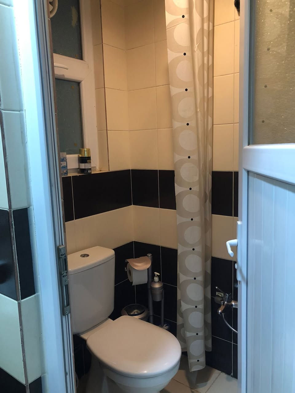 السلام عليكم يوجد شقق مفروشه داخل السليمانية شقه غرفتين ومطبخ وصاله وادوات منزليه كامله مكان جميل وهاد للحجز والاستفسار ..اتصل ***********
