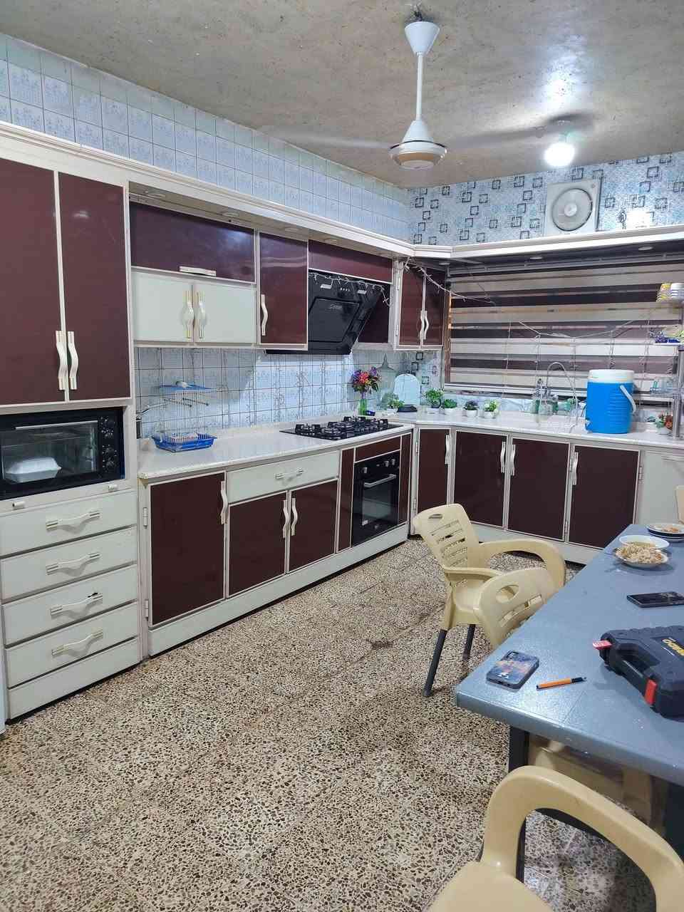 سلام عليكم 
بيت طابو صرف 200 متر بناء ثمانينات 
الموقع الزعفرانيه حي الشهداء قرب مركز شباب الزعفرانيه  قرب على ابورقيه المضمد قريب على منتزه
البيت طابقين الطابق الاول كراج وحديقه و
استقبال وهول وغرفه نوم ومطبخ وصحيات
الطابق الثاني 
5 غرف نوم وبالكون وصحيات
التفاصيل اكثر على الواتساب ***********
