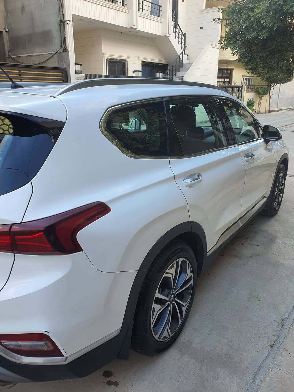 سلام عليكم سنتافي 2019 خليجي
محرك سته سلندر 3.5 المرغوب 
مواصفات معروفه 
بيها شويه صبغ بل قبغ جنطه بدون دواخل ابد
ماشي 137 الف كيلو
مكان سيارة كركوك 
رقم  ***********
