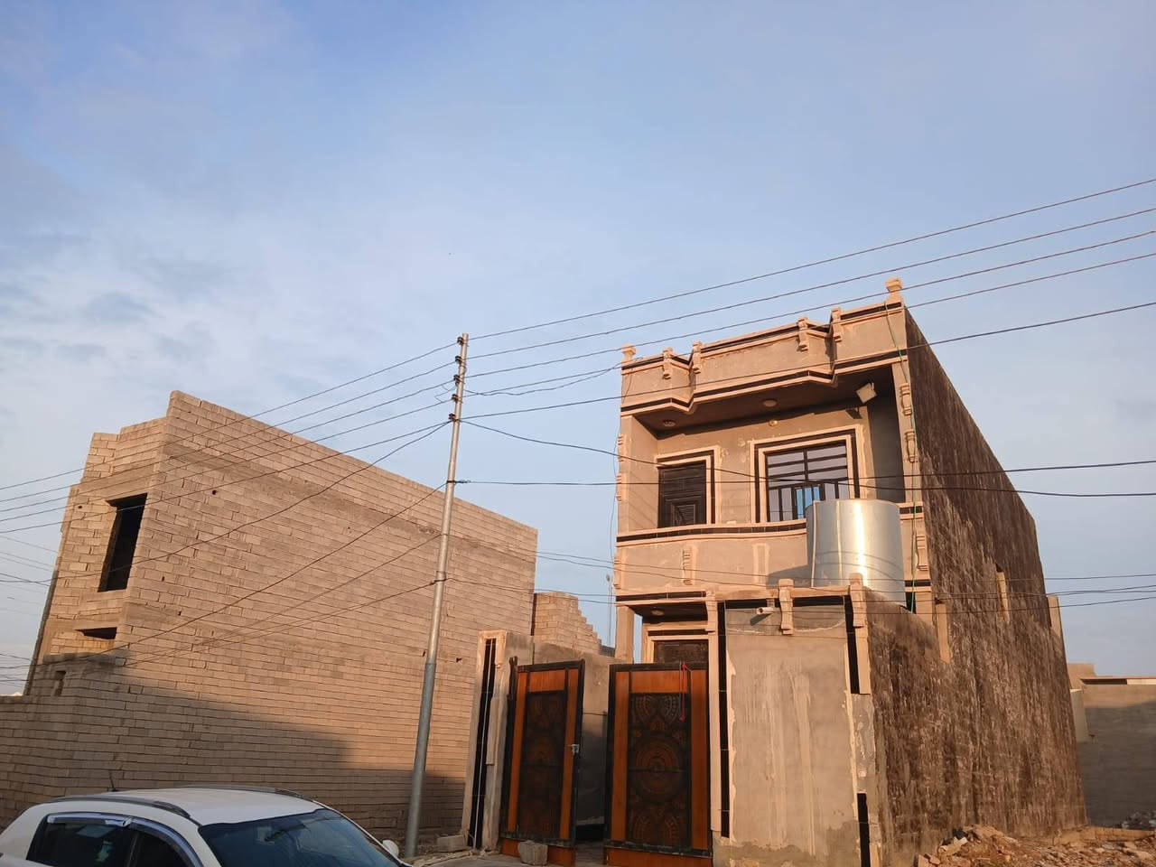 مساحة الدار ١٠٠ متر
رقم العقار ١٦٢٩١
واجهه ٥ ونزال ٢٠ 
يحتوي الدار على 
٣ غرف نوم 
وخطار 
ومطبخ 
وصحيات داخليه و خارجيه 
ملاحظة الدار بي نقوصات بسيطه 
سقوف ثانويه وصبغ الواجهه وصبغ الداخل 
للاستفسار والاتصال 
مكتب يوسف للعقار 
***********
***********
