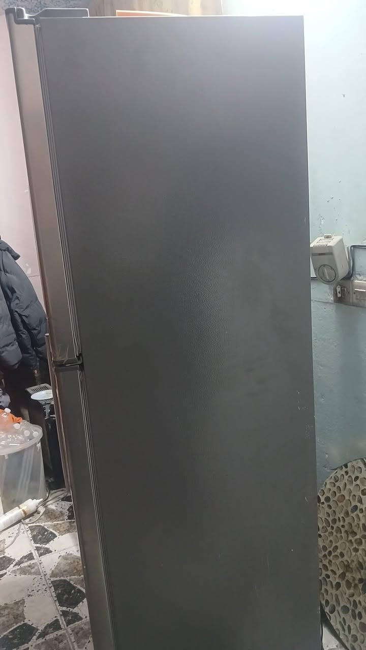 ثلاجه للبيع الحجم الكبير السعر 200الف ***********
