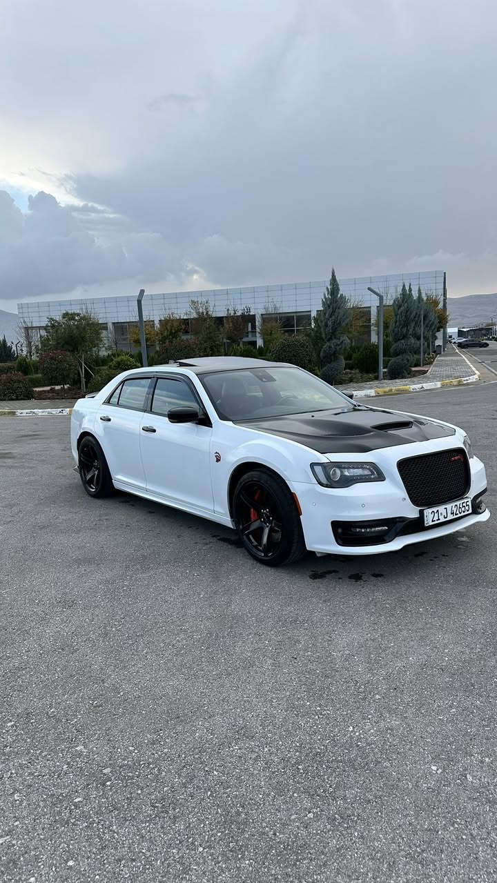 السلام عليكم اوباما مزود كامل SRT
موديل 2017 فول مواصفات
محرك 6400 
رادار امامي 
رادار جانبي نقطة عمياء
بانوراما
حساس امامي 
حساس خلفي كامرة
تشغيل عن بعد 
كشنات تتفئه + تبريد
كشن دبل حظن 
كشنات خزن ميموري
ستيرن كهربائي هيتر
بلكات ريسنك
ولف حماوه ريسنك 82
اكسل + عربانه خلفية فرممه  مال هيلكات مشدود عليها
فجوج وفلنجات وبريك 6 بستم مال هيلكات عليها
ومشدود عليها شوته مال هيلكات
صدر + تايرات جديد اي نقص ماكو بل سياره 
السيارة عليها تفريغ كزوز موبر بدون قطرة لحيم
انطيك سيارة نص غراضها srt ونص غراضها هيلكات
وسنوية وهزه وفحص كوله جديد مسويه 
وتفاصيل الحادث مسويله سونر جديد مرفق ويه الصور
والسعر 240 وبيها مجال 
 تريد تفاصيل عن اي شي خابر عل رقم وعليه واتساب والسيارة متواجده بسليمانيه
***********
