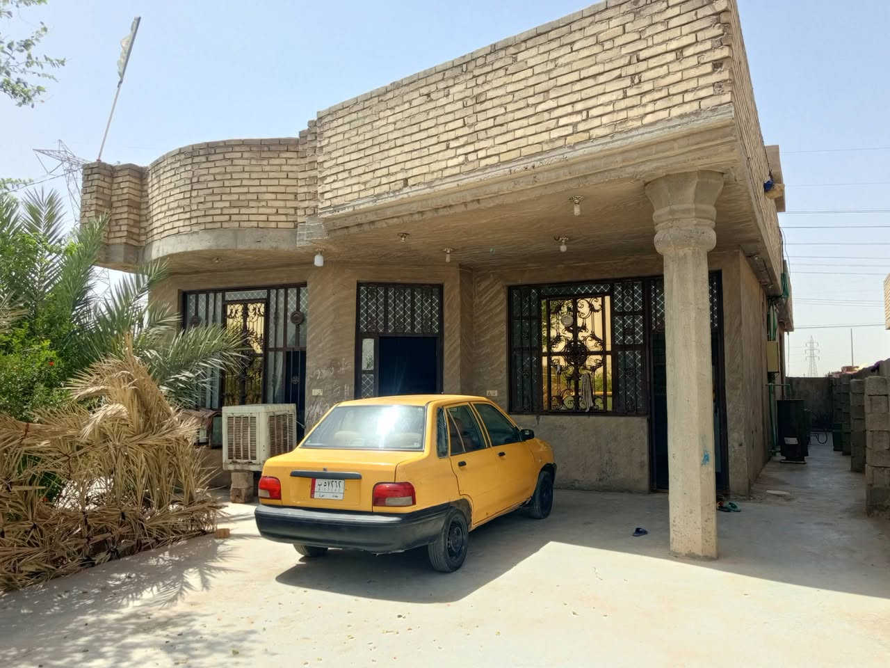 قطعة ارض للبيع 1500 متر مع دار متكون من غرفتين نوم +صالة +مطبخ +ستقبال + حمام داخل البيت + صحيات خارجية . العنوان تقاطع النهروان مقابل اسواق القمة .اي ستفسار على الرقم ***********
