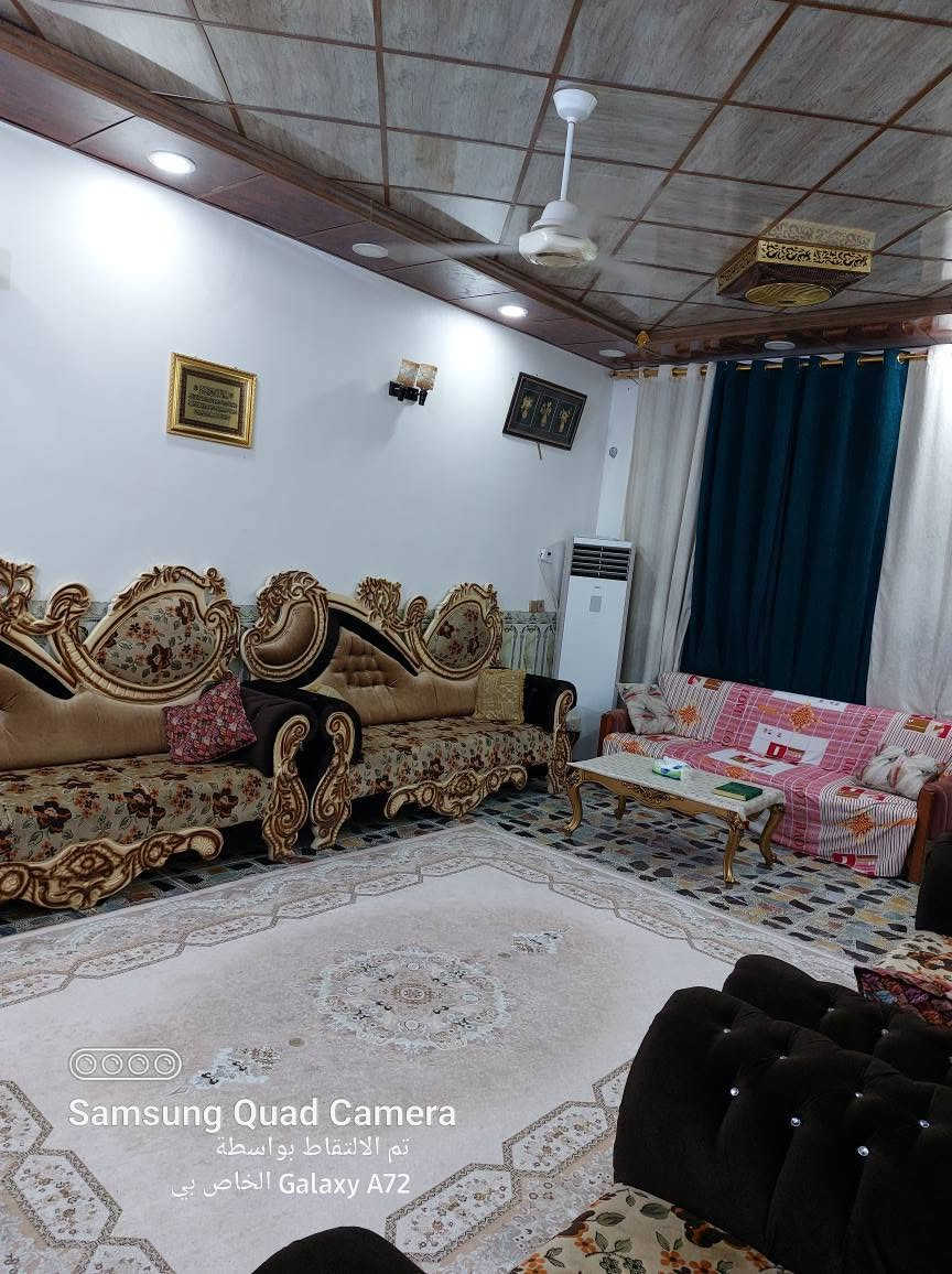 بيت في كربلاء حي القادسية قرب دائرة الكاتب عدل سابقا 
قريب جدا عن الحديقة وساحة عامة 
على شارعين تبليط
المساحة ١٥٠ متر كلها بناء
العرض ٦ متر
نزال ٢٥  
فيه غرفتان للنوم
واستقبال
صالتان واحدة في الطابق الأرضى والثانية في الطابق العلوي
مطبخ 
حمامات ٢
البيت مرتفع عن الشارع
بناء حديث
وأهم ما يميز البيت انه محاط بجار جيد  جدا
البيت يباع مع الأثاث
السعر ٢٥٠ مليون
رقم الهاتف *********** كربلاء, العراق
