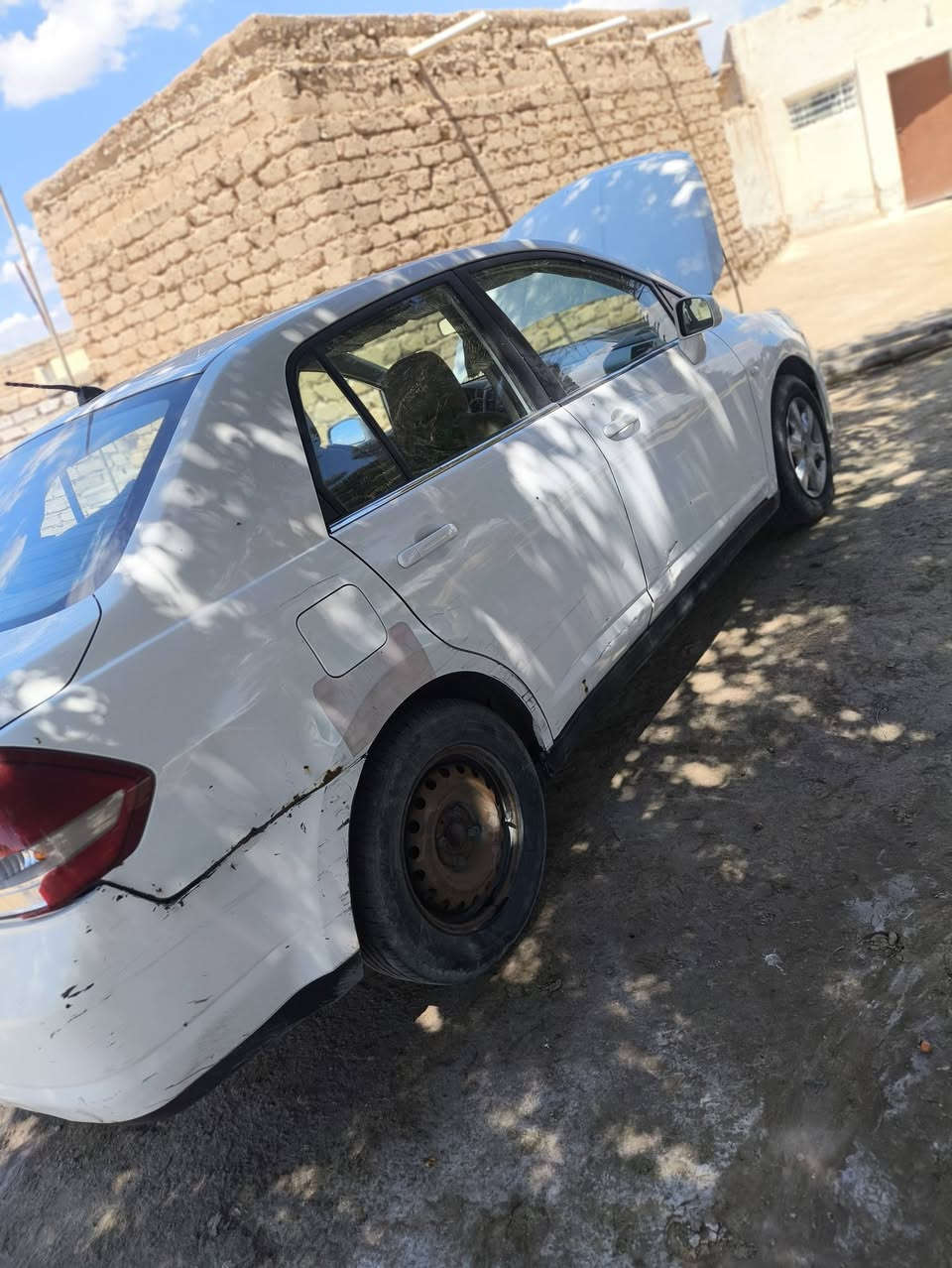 رنيسان تيدا موديل 10وراد خليجي 1600مكفوله تبريد تدفىه ماشيه 100حقيقي 80وبيها مجال رقم بغداد ***********
