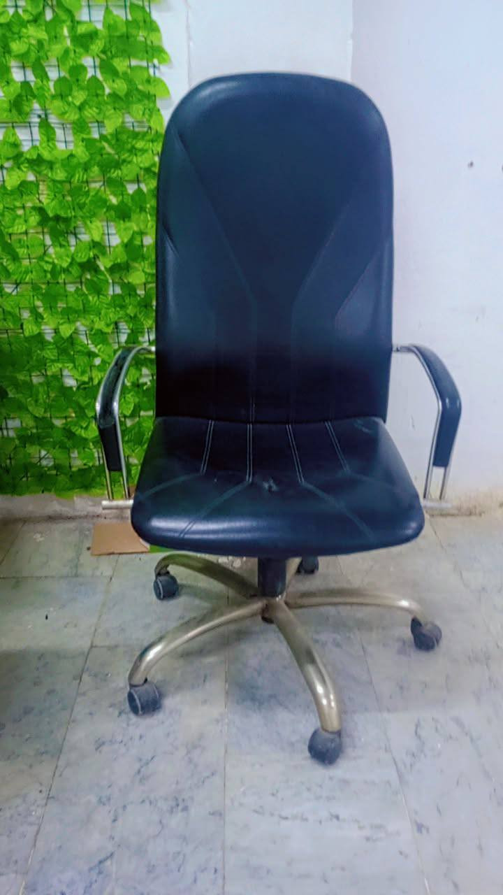 ميز زائد كراسي للبيع يرهم مفرد مكاني بغداد حي النصر الحي دجله اتصل وتدلل ***********
