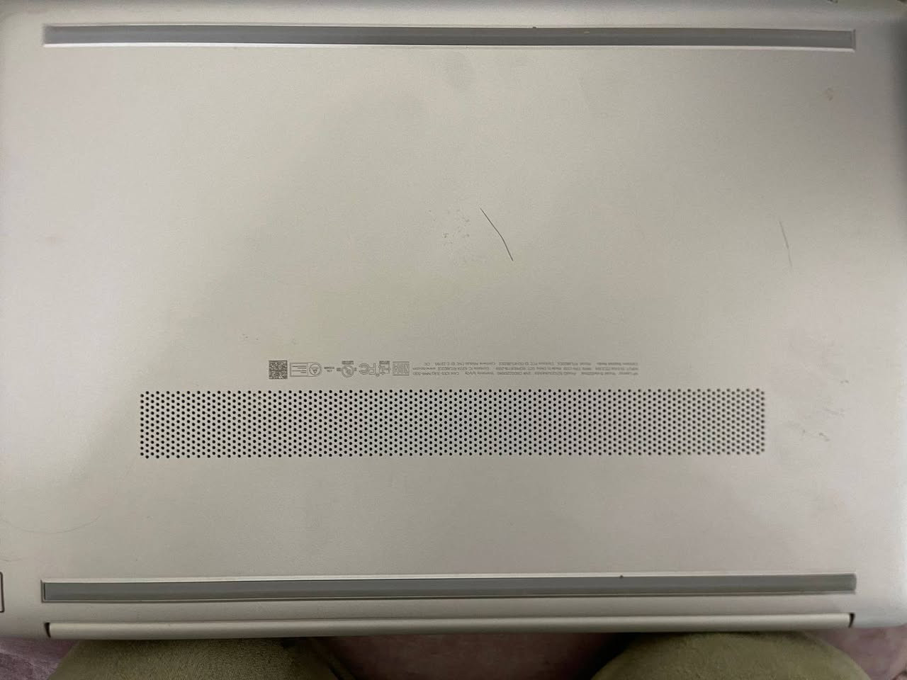 السلام عليكم، للبيع لابتوب HP Laptop 15 بحالة الوكالة، جهاز راقي جداً وتصميمه نحيف (Slim) ومناسب جداً للدراسة، العمل المكتبي، والتصفح السريع.
المواصفات الفنية:
المعالج (CPU): Intel Core i5 (أداء قوي وسريع جداً).
الشاشة: 15.6 بوصة بدقة عالية FHD مع حواف نحيفة جداً (Micro-edge).
التخزين: هارد SSD (يفتح الجهاز بلمح البصر).
البطارية: تدعم الشحن السريع وتدوم لفترة طويلة.
النظام: يعمل بنظام Windows 11 الأصلي.
المميزات الإضافية: كاميرا HD واضحة جداً، ميكروفون مزدوج، وتصميم خفيف الوزن وسهل الحمل.
حالة الجهاز:
الجهاز نظيف جداً (شبه جديد) وبدون أي عيوب أو تصليح سابق.
البطارية بحالة ممتازة.
يأتي مع الشاحن الأصلي.
السعر: [ضع السعر الذي تريده هنا، مثلاً: 500,000 دينار عراقي] (قابل للتفاوض البسيط للجادين).
المكان: [بغداد الكرادة].
للتواصل: [***********]
