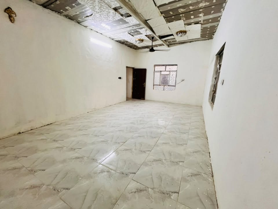 الدار للبيع الموقع حي خضير مساحته 250يحتوي على غرفتين نوم وصالة ومطبخ ومجموعه صحيات داخليه وخارجيه ومضيف 
للاستفسار على الرقم ***********
غير متواجد على فيس
