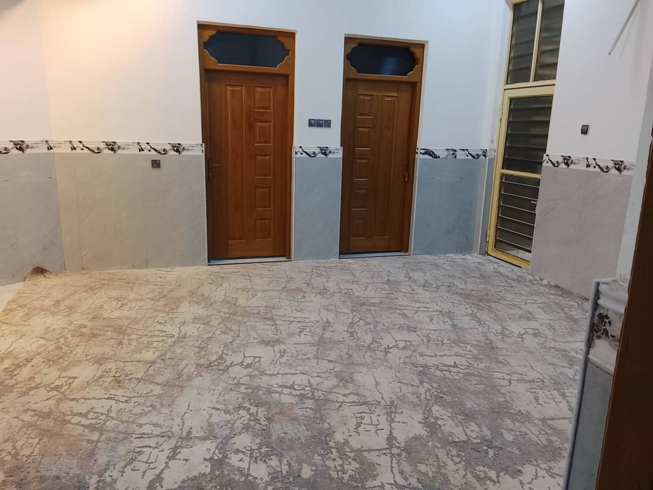 بسم الله الرحمن الرحيم 
عقارات ابو مصطفى العبودي 
دار للبيع حي العسكري منطقة ل 4000 مقابل اسواق #ادم 
#المساحه 200متر
 طابق واحد بناء جديد 2026 مال چناي
يحتوي ع غرفه نوم عدد 2 صاله استقبال مطبخ صحيات داخليه وخارجيه حديقه طارمه 
بناء درجة اولى مال جناي 
للستفسار مراجعه عقارات ابو مصطفى العبودي 
#موقع المكتب حي المكرمه شارع الطاقه بجانب مطعم سيد سعد 
*********** مصطفى العبودي
