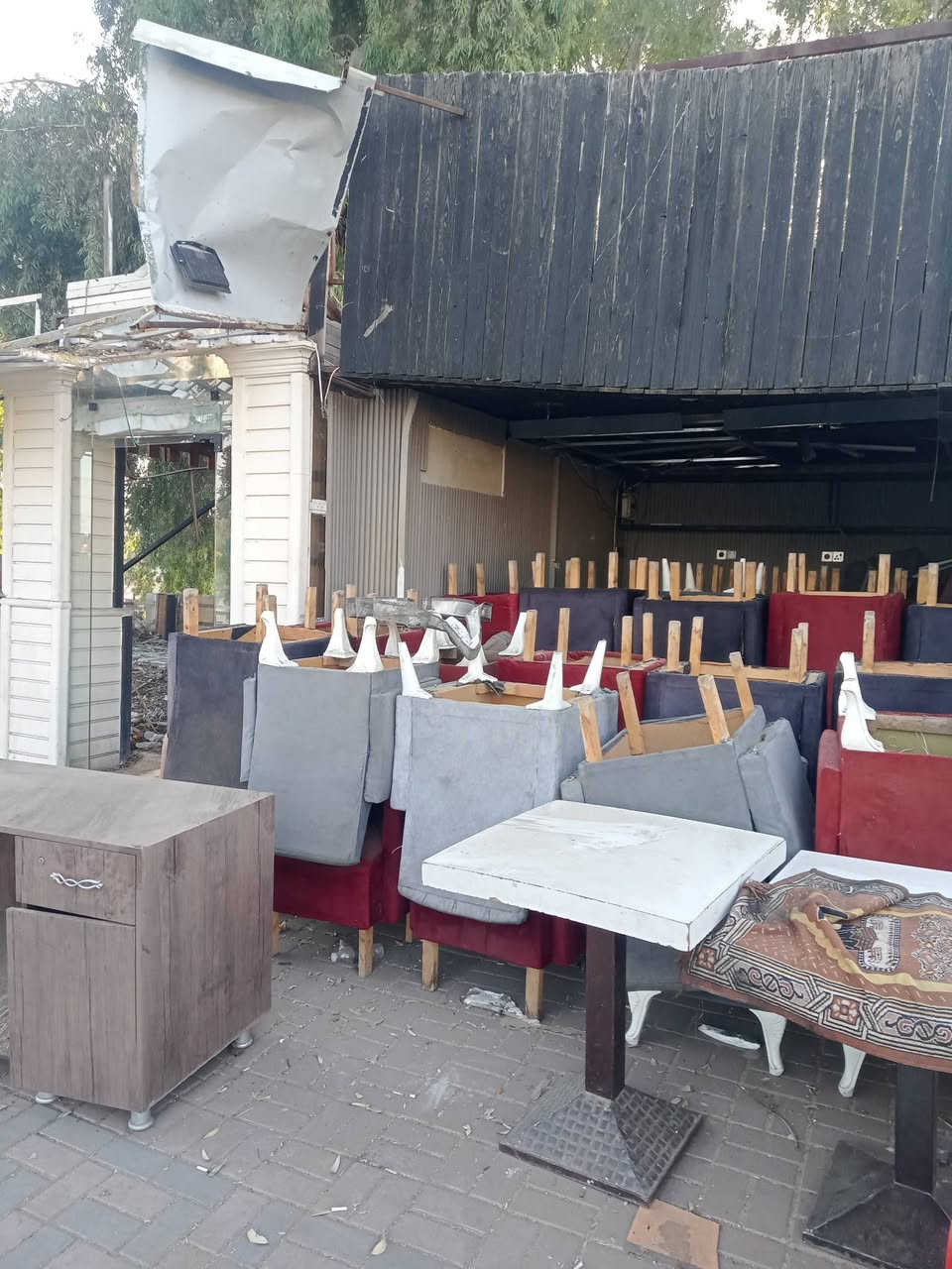 كراسي وميوزة مال كفتريا كراسي خشب طخم للبيع شلع ***********

