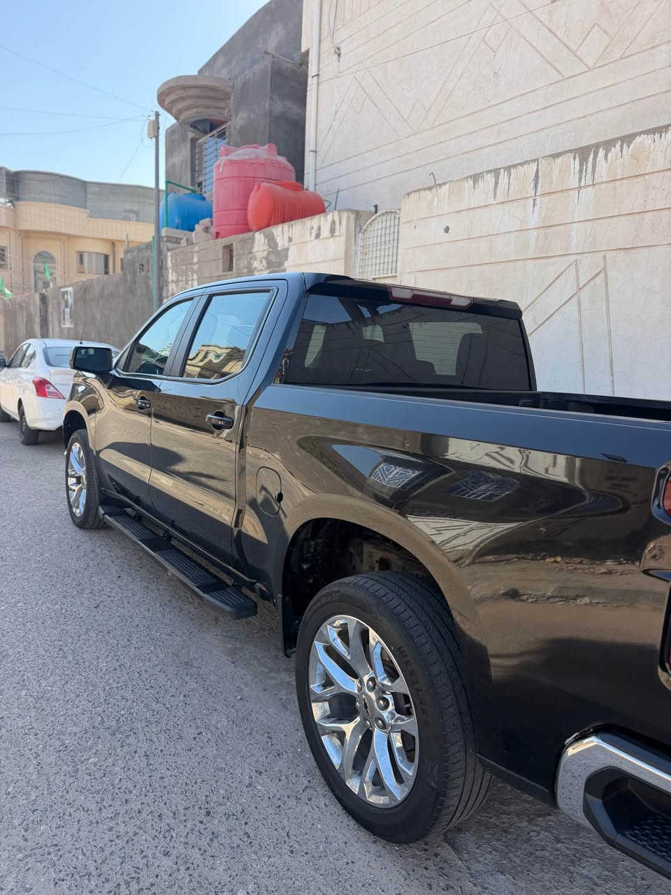 سلفرادو LT 1500
موديل 21
رقم بغداد تحويل بيها قطعتين بدون دواخل 
سعرها 230وبيها مجال 
رقمي ***********
السيارة جديدة Singapore
