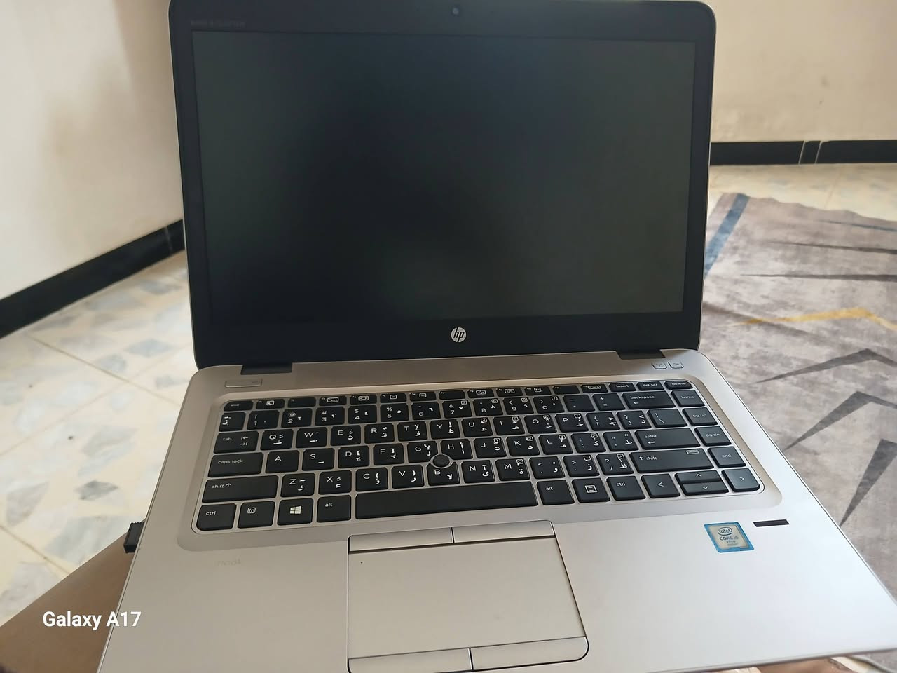 السلام عليكم
💻 لابتوب HP EliteBook 840 G3 للبيع 💻
​⚙️ المواصفات الفنية للجهاز:
​الموديل: HP EliteBook 840 G3
​المعالج (CPU): Intel® Core™ i5-6300U بسرعة تصل إلى 2.50 GHz (جيل سادس اقتصادي وقوي).
​الذاكرة العشوائية (RAM): 8 غيغابايت (8GB DDR4) - سرعة ممتازة للتنقل بين البرامج.
​الهارد (التخزين): 256GB SSD (سريع جداً في الإقلاع وفتح البرامج، أسرع بـ 5 أضعاف من الهارد العادي).
​كرت الشاشة: الداخلي المميز Intel® HD Graphics 520.
​النظام: ويندوز 10 برو (Windows 10 Pro) أصلي ومفعل بنواة 64 بت.
ملاحضه ملحقات كاملة:
(الجنطة والشاحنة) 
للتواصل والاستفسار: 
*********** بي واتساب 
​السعر: [175 الف وبيها مجال]
​مكاني: [المحمودية حي الجزائر ]
