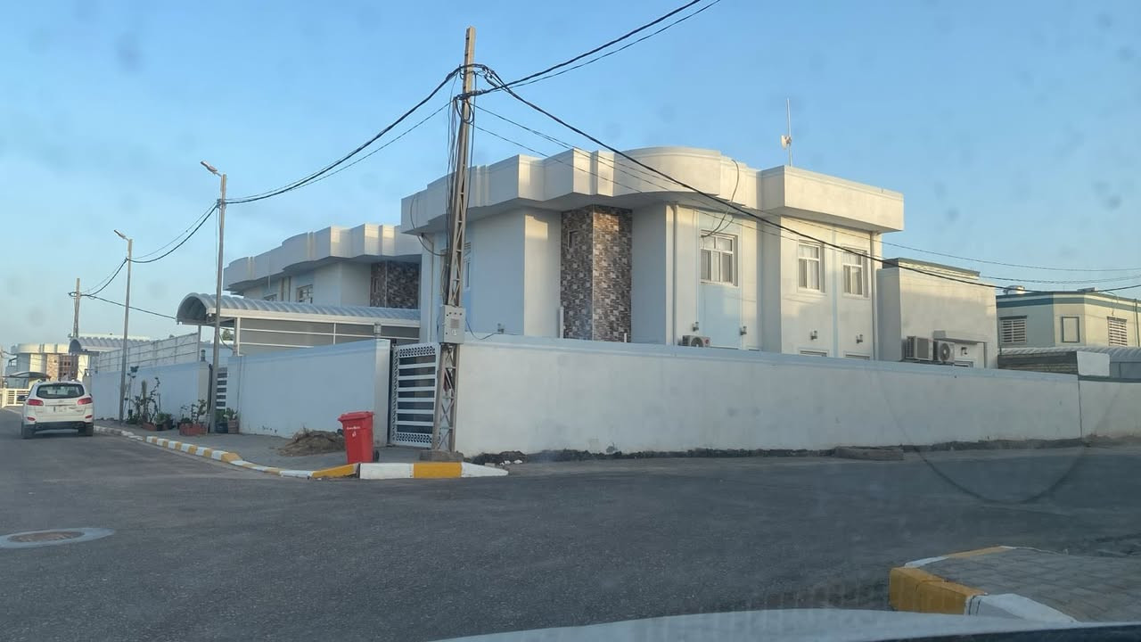 دار في مجمع قرية السلام النموذجيه 
ركن مرحله ثانيه مساحة 310
طابقين الطابق الاول مطبخ واستقبال وصاله وصحيات عدد 2
وغرف نوم عدد 2ومكشوفه 
وحديقه كبيره كما موضح لكم
وكراج سيارات وممر زائد حديقه صغيره
الطابق الثاني صاله وصحيات وغرف نوم 2نظام سويت وسطح للطابق الاول 
واضافه سطح كبير للطابق الثاني 
دار مميز جدا  👇🏻👇🏻👇🏻👇🏻👇🏻
علما الدار بي قرض عقاري 
للاستفسار  ((***********))
مكتب جوهرة النجف للعقار
