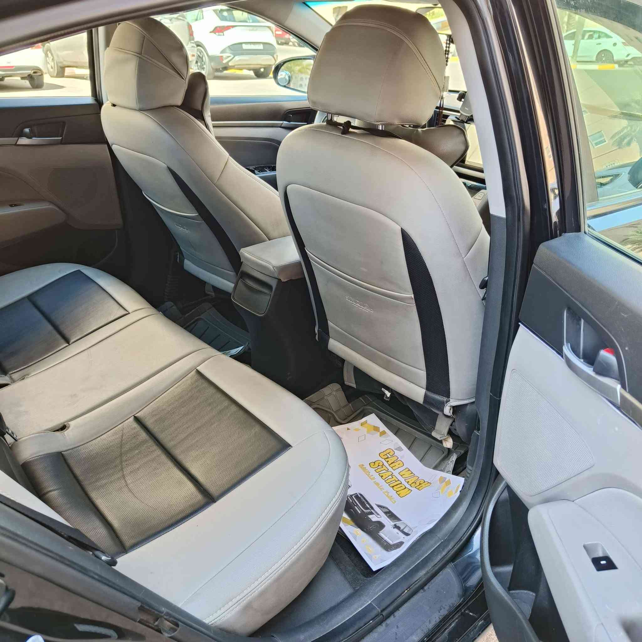 سلام عليكم اخوان
النتره 17امريكي للبيع بسمي 
فول عده الفتحه بصمت ابواب 
ترحيب ابواب كشنات تدفئه 
3انضمه قياده رادار خلفي وجانبي 
مانع انزلاغ زنون عالي وناصي 
سستم كامرات داخلي وخارجي 
كامره خلفيه دواره السياره جاهزه للاخير وراح انزل صور حادث أمريكا الشراي يتصل 
***********
المكان بغداد بسمايه
